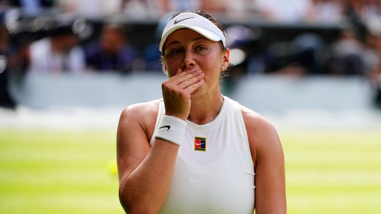 American Amanda Anisimova suffers crushing, quick defeat to Iga Swiatek in women’s Wimbledon final
