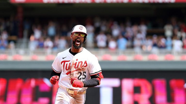 Twins' Byron Buxton mashes home run to complete cycle on his bobblehead day