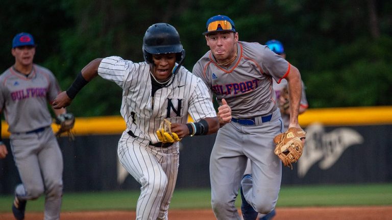 Amateur baseball player makes ingenious play to avoid potential double play