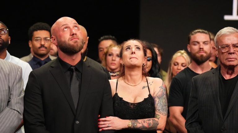 Hulk Hogan's son appears at WWE's 'RAW' to help honor father after his death