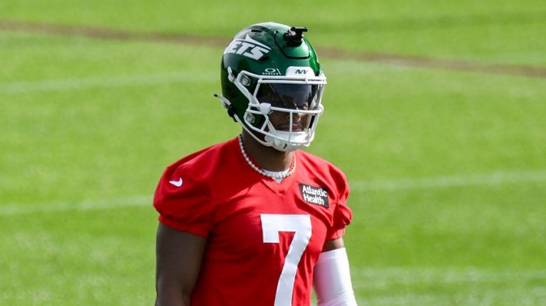 Jets' Justin Fields avoids 'serious injury' after being carted off field during practice