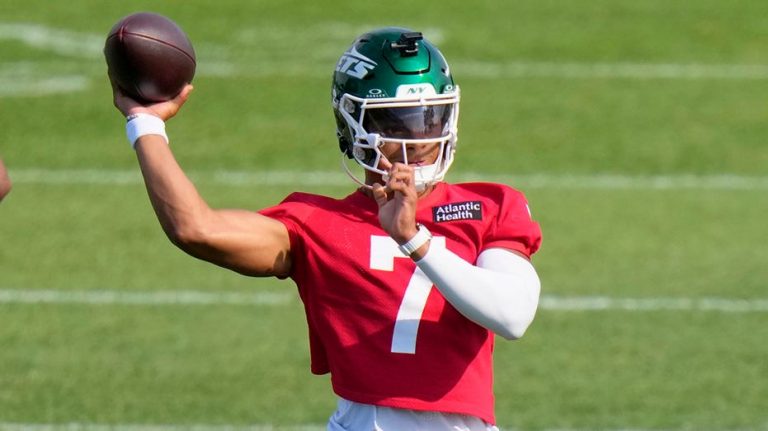 Jets' Justin Fields carted off during training camp practice after suffering apparent injury