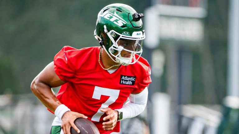 Jets quarterback Justin Fields returns to training camp after injury scare
