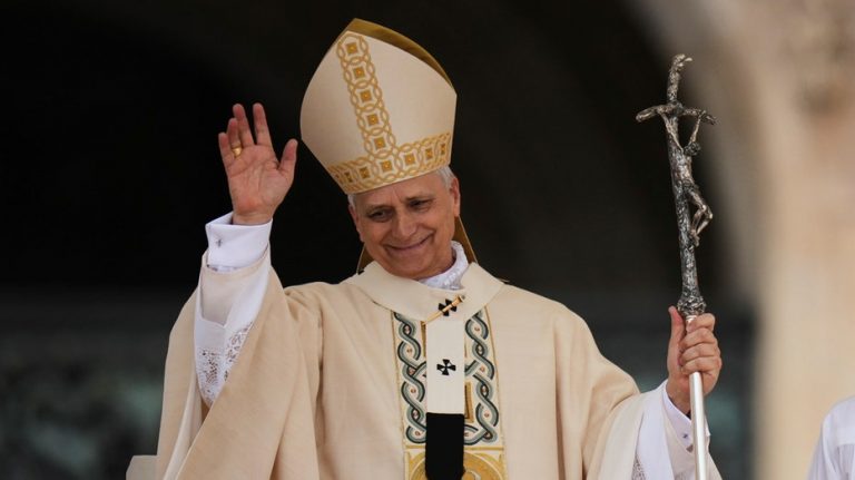 Pope Leo XIV gives autographed jersey to White Sox player from 2005 World Series team