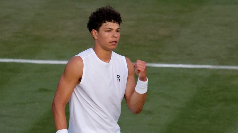 Ben Shelton takes 1 minute to defeat opponent at Wimbledon after match was suspended due to darkness