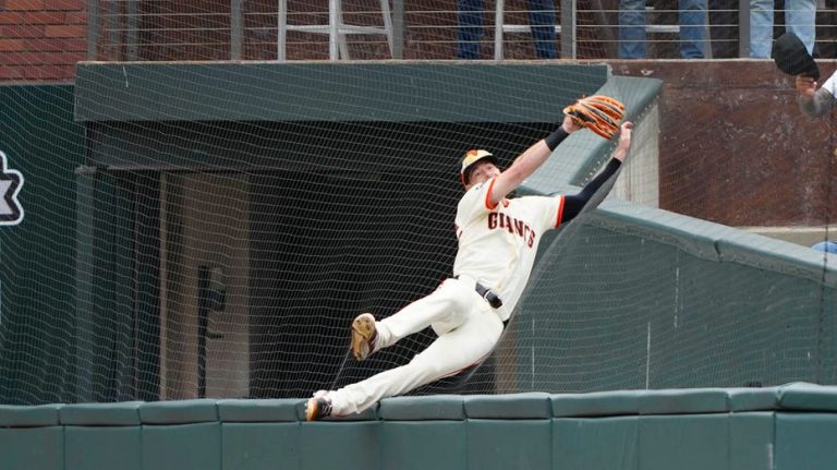 Giants' Mike Yastrzemski, Carl's grandson, clears wall for unbelievable catch