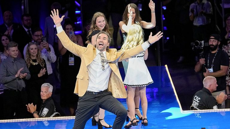 Jared Allen reacts to wardrobe malfunction during Hall of Fame celebration: 'Should've listened to my wife'