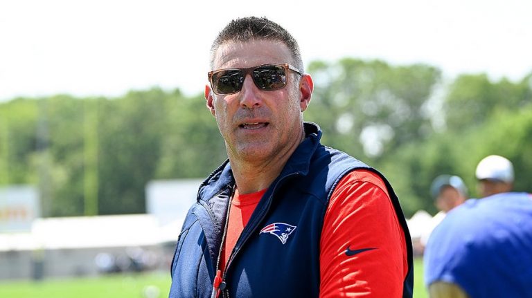 Patriots' Mike Vrabel calls out those who abuse handicap parking in Starbucks lot: 'I’d slash their tires'
