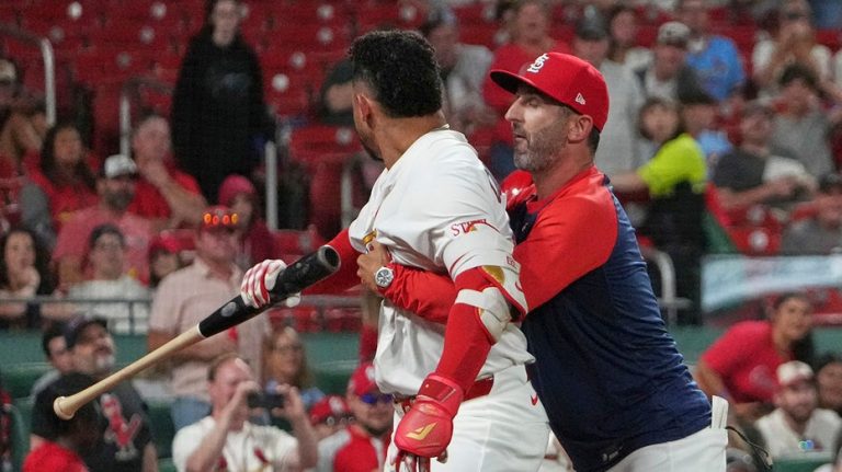 Cardinals' Willson Contreras tosses bat at own coach as he erupts at umpire