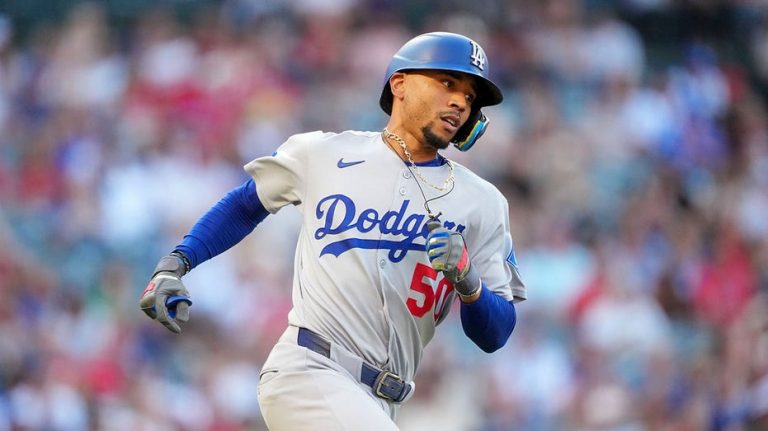 Mookie Betts credits teammates, Dodgers faithful for supporting him through rough 2025 season