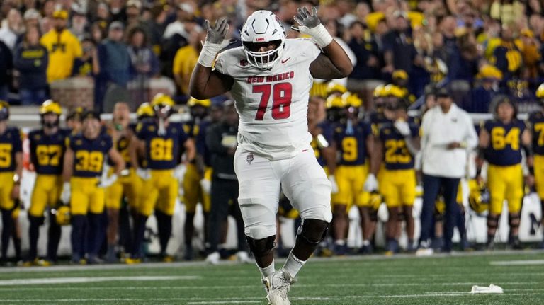 New Mexico lineman flees from Michigan defender after brief skirmish
