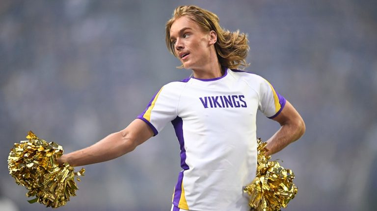 Former Vikings captain speaks out against team for employing male cheerleaders