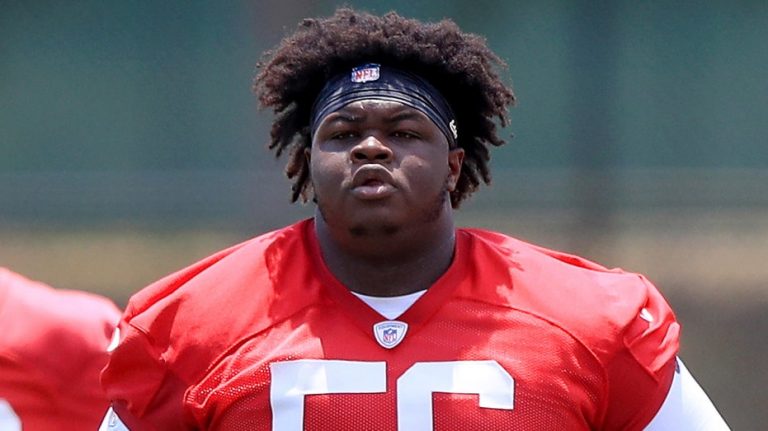 Bucs to waive Desmond Watson, league's heaviest player, reports say