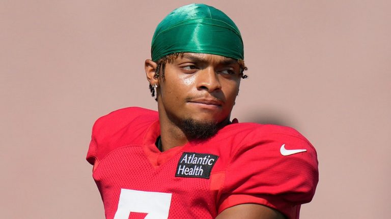 Jets' Justin Fields shares he's 'low-key addicted' to reading his Bible, talks relationship with God