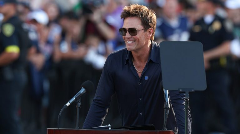 Patriots unveil statue of Tom Brady outside stadium: 'This statue isn't just for Pats fans'