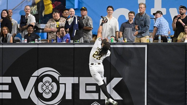 Padres' Fernando Tatis Jr makes incredible catch at wall, but Reds catcher gets last laugh