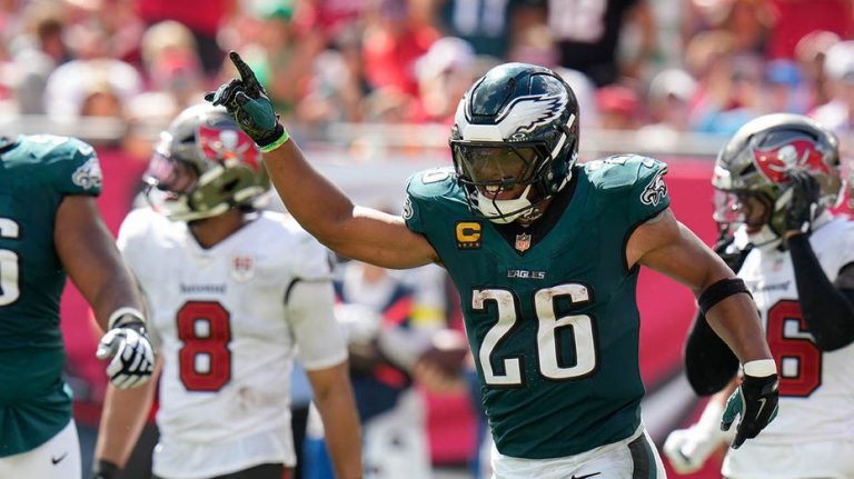 Eagles' Saquon Barkley scores on fake tush push play as Philly wins on road