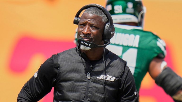 Legendary sports radio host rips Jets' Aaron Glenn for dancing during critical play