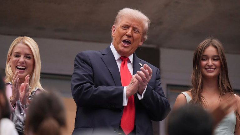 Trump receives mix of applause, boos during US Open appearance