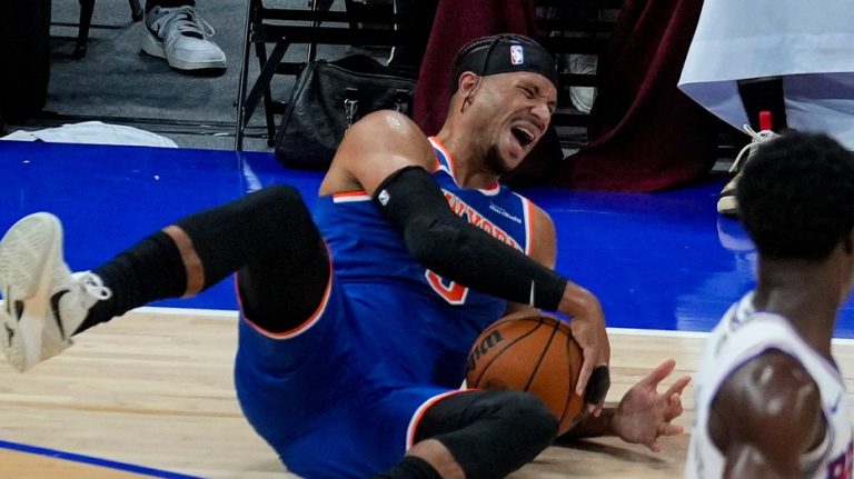 Knicks' Josh Hart ejected from preseason game vs 76ers after launching ball into stands following injury