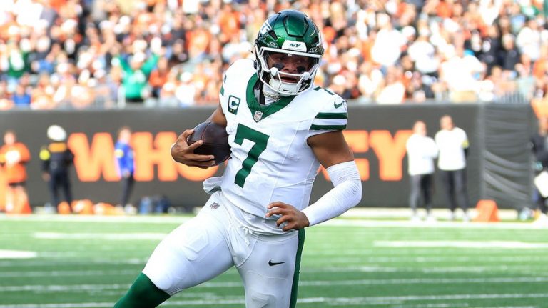 Jets' Justin Fields reveals why he was 'crying on the ground' in closet before first win of season