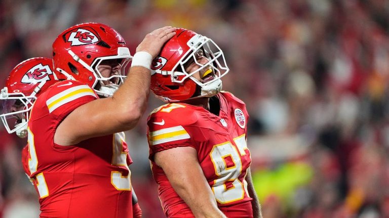 Travis Kelce ties Chiefs' touchdown mark as Kansas City puts on show in win