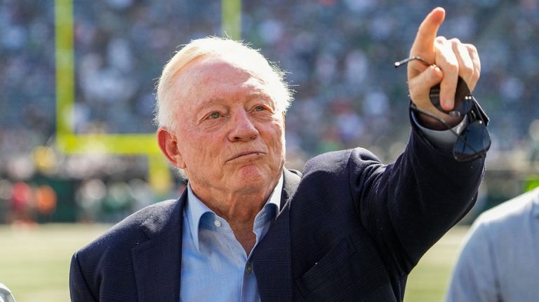Cowboys' Jerry Jones gives fans middle finger as team tops Jets