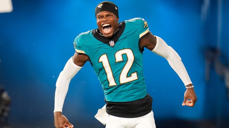 Jaguars' Travis Hunter shares field with woman he had heartwarming encounter with on airplane