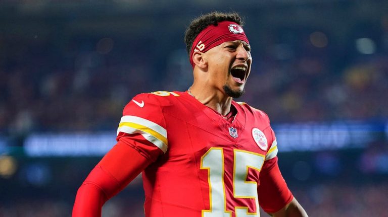 Chiefs bounce back with dominant home victory over Lions as Patrick Mahomes contributes 4 touchdowns