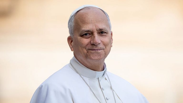 Pope Leo XIV responds to Cubs fan with playful jab during Vatican appearance