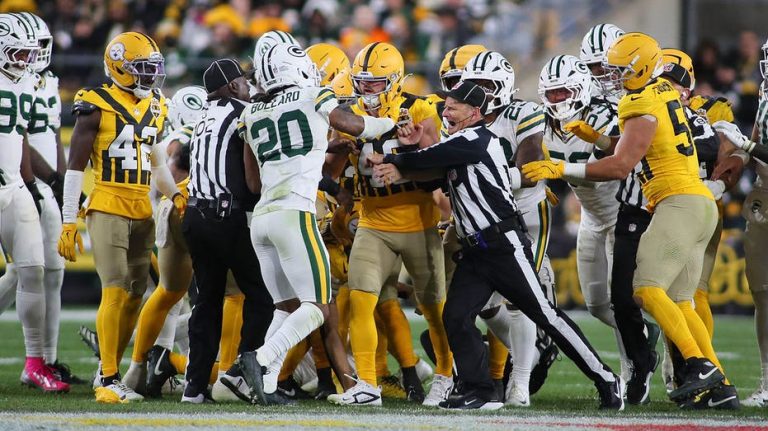 Referees knocked down as Steelers-Packers brawl erupts during kickoff return in Sunday night thriller