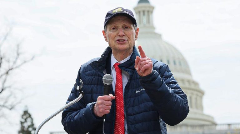 Oregon Sen Ron Wyden reacts to FBI probe involving Trail Blazers coach Chauncey Billups: 'Very sad day'