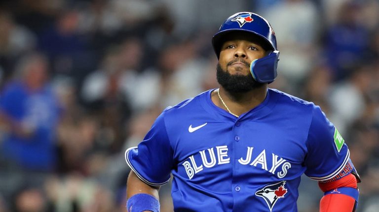 Yankees fan throws can at Vladimir Guerrero Jr's family before elimination: report