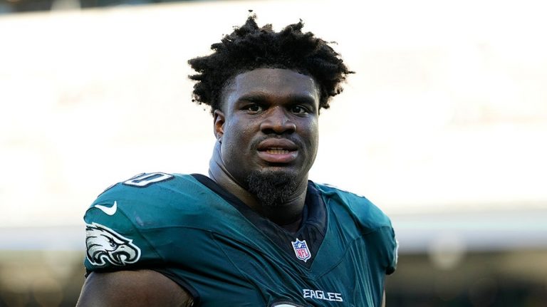 Eagles star lifts spirits of those in need around Thanksgiving holiday