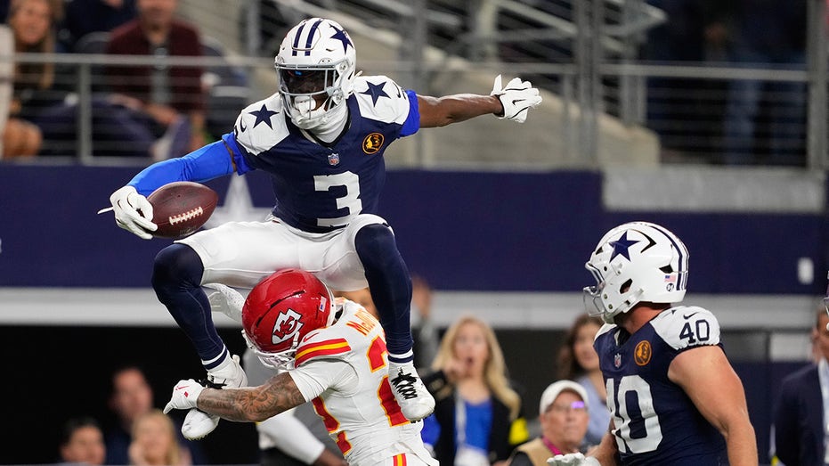 Cowboys' George Pickens goes airborne in stunning maneuver to keep drive alive