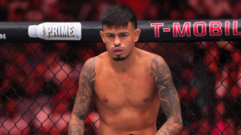 UFC fighter rips idea of fighting at White House in explicit rant: 'F— all these politicians'