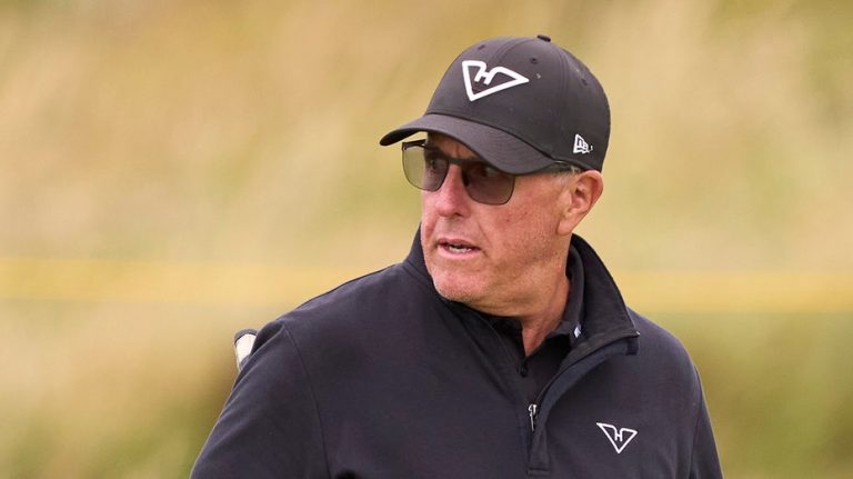 Phil Mickelson pushes back on Australian PM's push for even tougher gun laws after Hanukkah terror attack