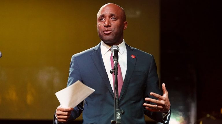 Mayor, Chiefs fans react to NFL franchise's planned move to Kansas