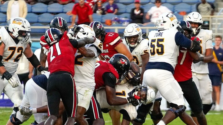 Wild brouhaha breaks out during bowl game's final moments after late hit