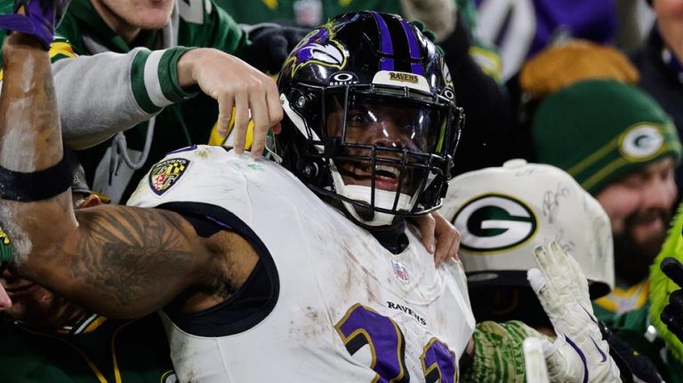 Ravens ride Derrick Henry's four touchdowns to keep playoff hopes alive
