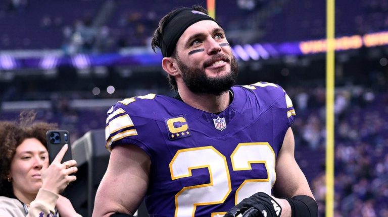 Vikings' Harrison Smith, CJ Ham get emotional in speech to teammate as retirement decisions loom